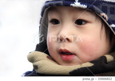 雪の中の男の子アップ 3988802