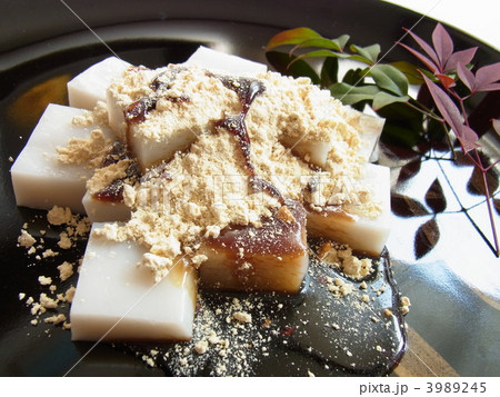 きなこと黒蜜をかけたくず餅 3989245