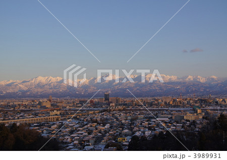 夕方の立山連峰と富山市街 3989931