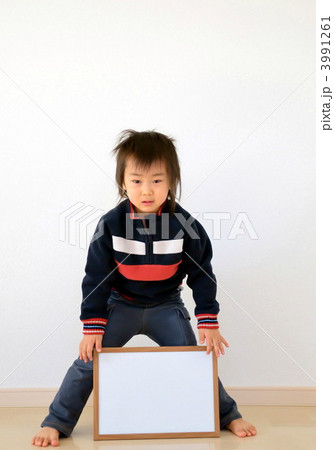 真面目顔でメッセージボードを持つ子供 3991261