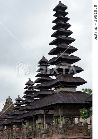 バリ島のヒンズー教のタマンアユン寺院の堂塔の列 3991959