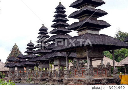 バリ島ヒンズー寺院のタマンアユン寺院の堂塔の列 3991960