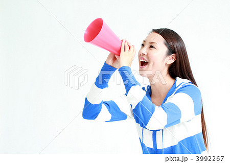 応援する若い女性 3992267