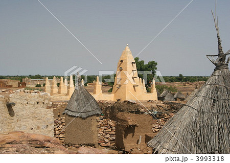 ドゴン族の村とモスク 3993318