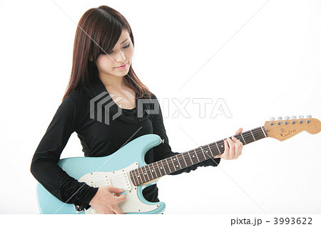 ギターを弾く女性の写真素材