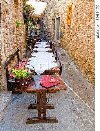 Outdoor restaurant 3995470