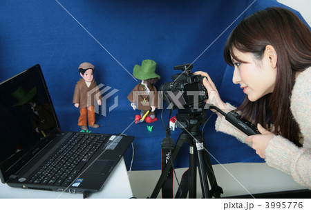 クレイアニメーションを制作する若い女性 3995776