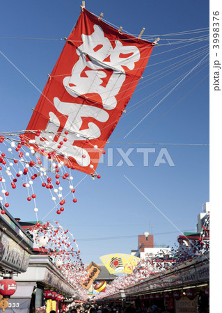 正月の浅草仲見世通り 3998376