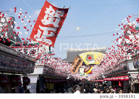 正月の浅草仲見世通り 3998391