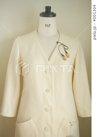 白い服とミトンのブローチ 4001304