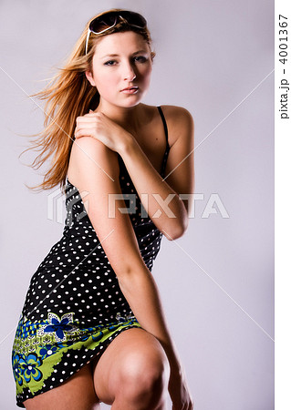 Gril with sunglasses posing 4001367