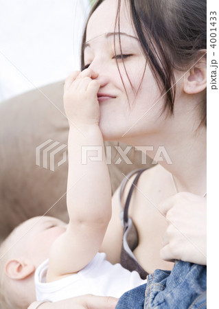 Pretty young brunette and baby son playing 4001433