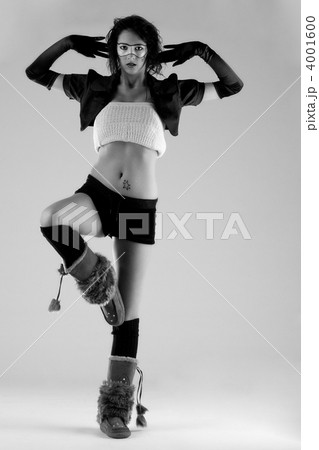 High fashion black and white pose High fashion black and white pose 4001600