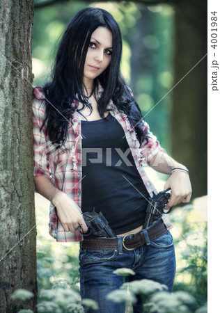 Young woman with guns 4001984