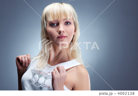 Young woman fashion portrait Young woman fashion portrait 4002138