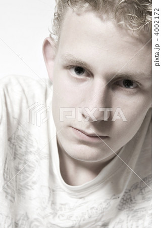 Young man making eye contact 4002172