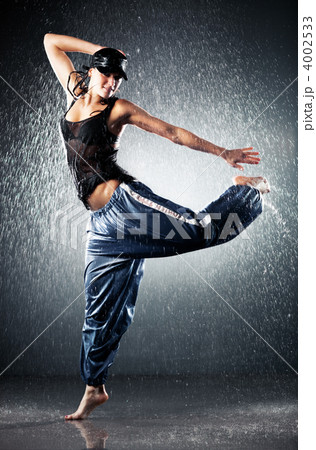 Young woman modern dance 4002533