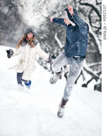 Young couple playing outdoors 4002537