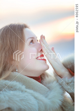 Young woman winter portrait 4002595