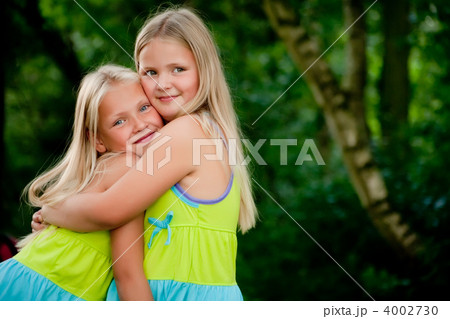 Hugging twins 4002730