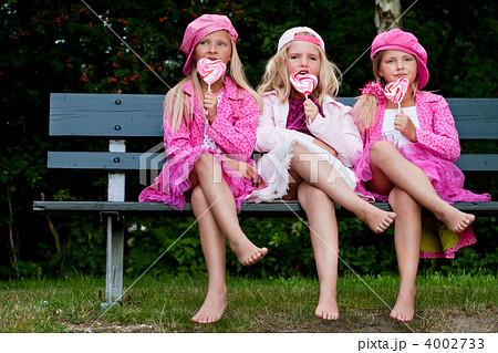 3 Sisters eating a lollipop 4002733