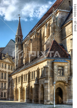 Vienna city street with catherdral 4003001