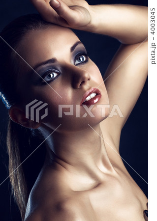 Young woman studio fashion portrait Young woman studio fashion portrait 4003045