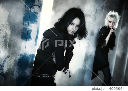 Two goth women at the columns 4003064