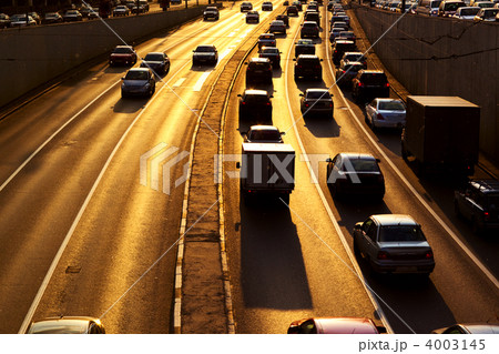 Highway with lots of cars 4003145