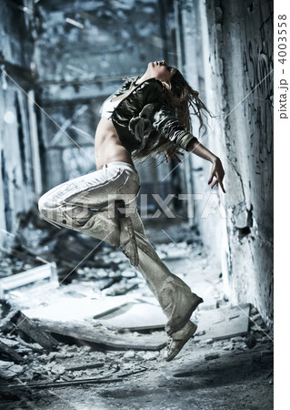 Young woman dancing 4003558