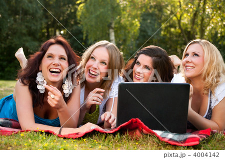 Happy women with a computer 4004142