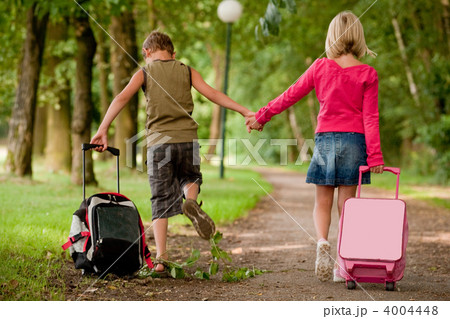 Walking with the suitcases back 4004448
