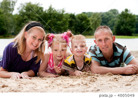 Family on the sand 4005049