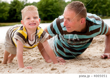 Father and son doing push-ups 4005051