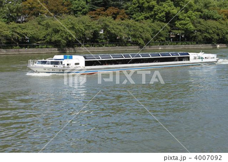 大阪市内の河川を運行する観光水上バス 4007092