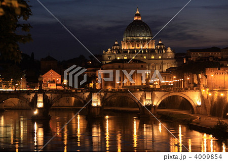 イタリア ローマ 世界遺産 ウンベルト一世橋から望む夜のサン・ピエトロ大聖堂 4009854