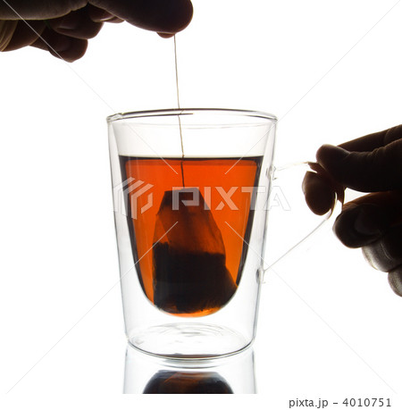 making tea 4010751