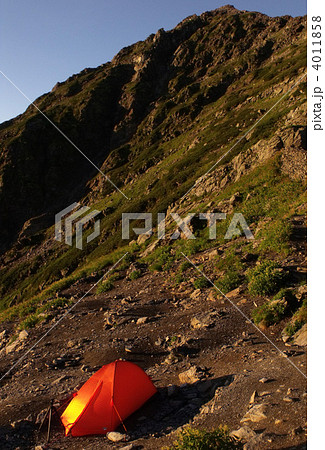 南アルプス北岳・肩の小屋前にて 4011858