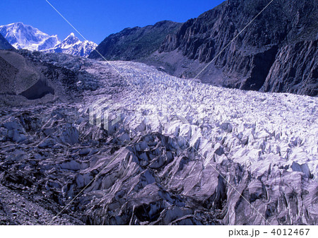 カラコルム山脈のパスー氷河の写真素材