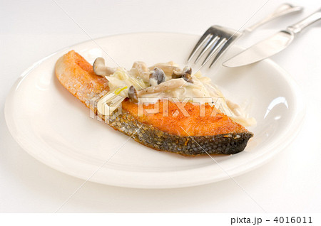 サーモンのムニエル 4016011