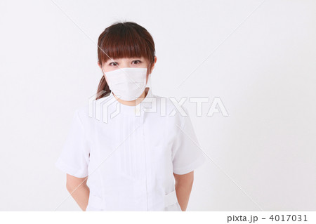 20代看護師のマスク姿 4017031