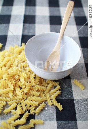 器とフォークと乾燥ショートパスタ フジッリ 器とフォークと乾燥ショートパスタ フジッリ 4021286