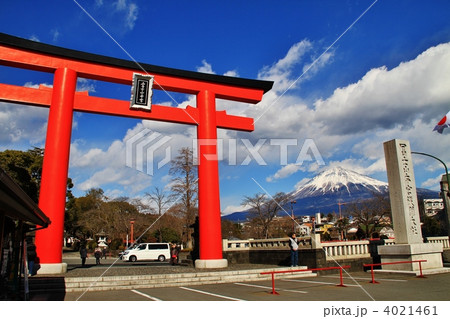 富士山本宮浅間大社の鳥居と富士山 4021461