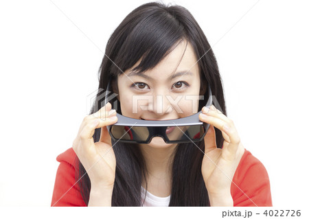 3Dテレビを見る女性 3Dテレビを見る女性 4022726
