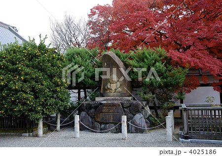 秋の宝鏡寺、人形塚 4025186