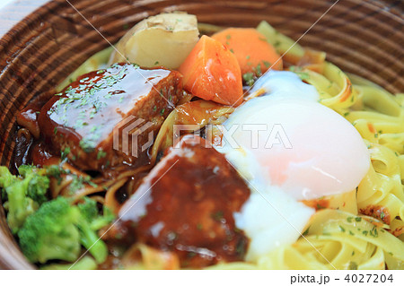 半熟卵とハンバーグのパスタ 4027204