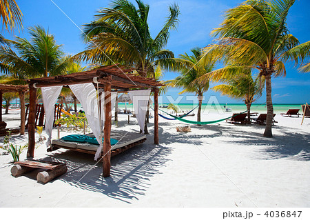 Perfect tropical beach 4036847