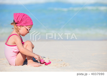 Adorable little girl at beach 4037090