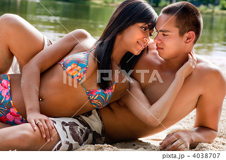 Beach couple in love 4038707