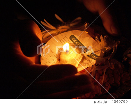 ガンジス川にフラワーキャンドルをお供え 4040799